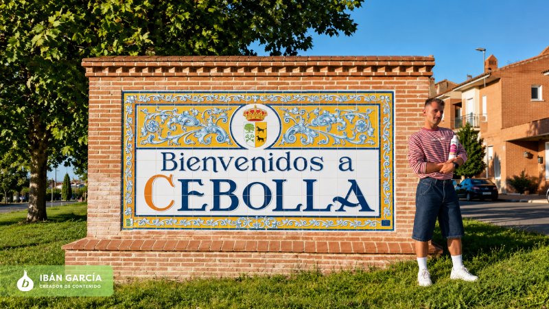 Iban García junto al cartel de bienvenida del pueblo de Cebolla