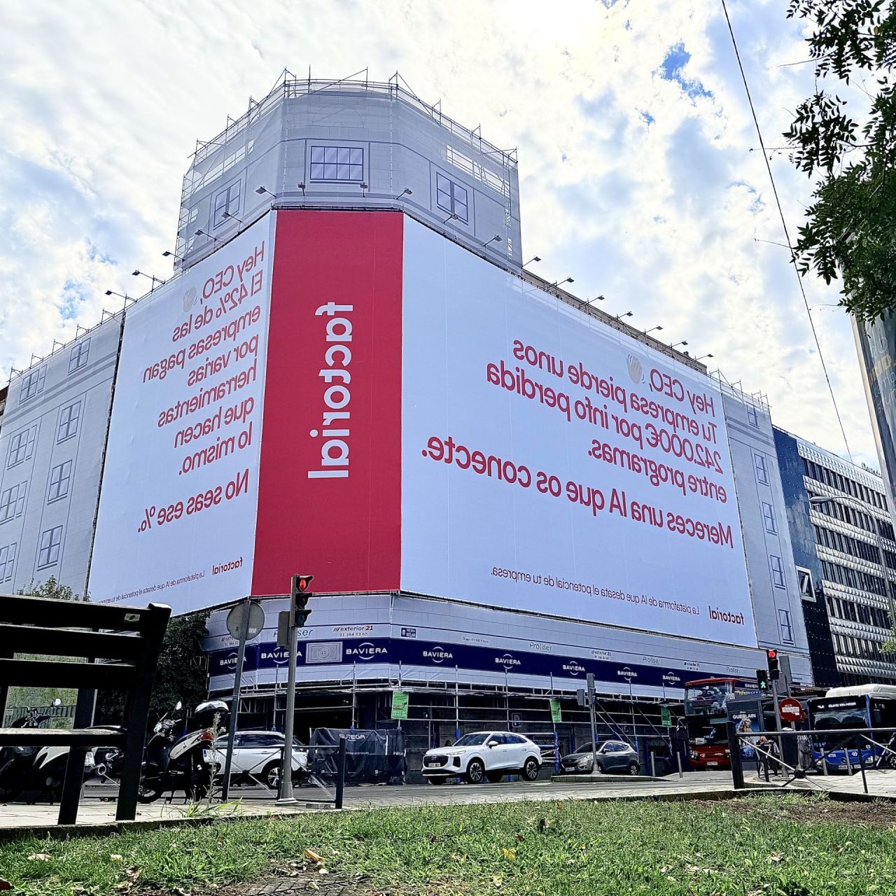 La lona de Factorial en la Castellana con todo el texto invertido, incluido el logotipo