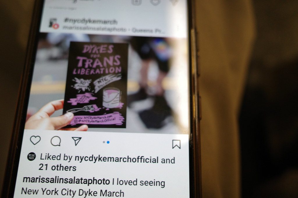 Primer plano de una publicación de Instagram en la pantalla de un movil