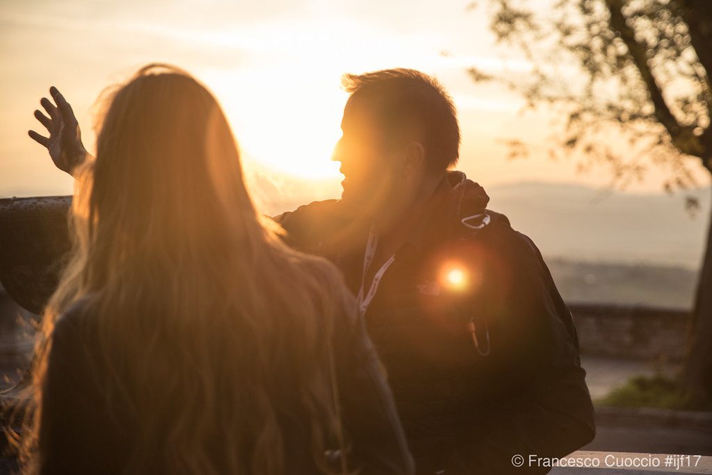 Dos personas contemplando una puesta de sol